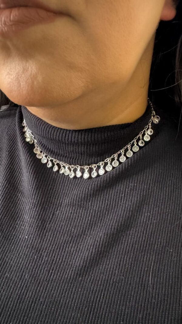Choker em Prata com Pedras de Zircônia Redonda Pendurada