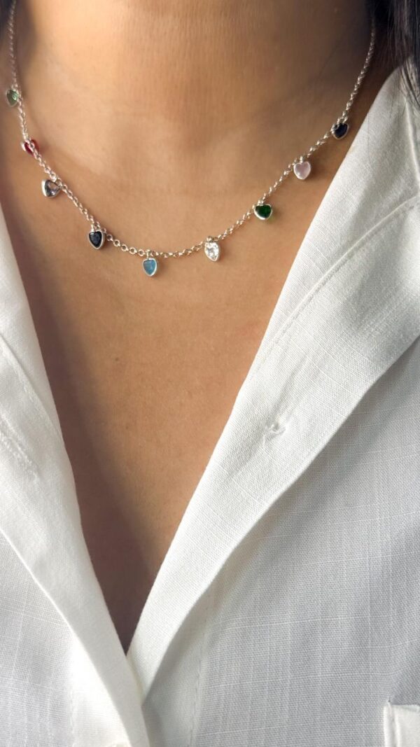 Choker de Prata com corações pendurados coloridos em Zircônia  - Image 2