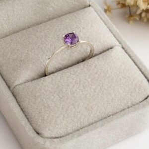 Anel Solitário de Prata com Pedra de Zircônia Roxo
