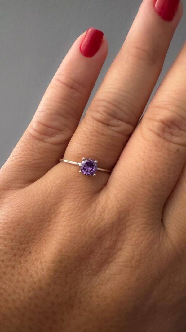 Anel Solitário de Prata com Pedra de Zircônia Roxo - Image 2