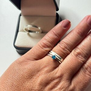 Par de alianças em Prata 950 com acabamento fosco e detalhe diamantado nas laterais